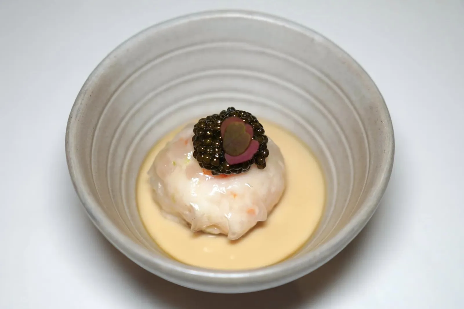 TAPI RIVER PRAWN Egg Tofu | Hua Hin Caviar | Sam Kler Soup เชฟนำเสนอจาน ”ต้มแกง“ กุ้งแม่น้ำจากแม่น้ำตาปีจังหวัดสุราษฎร์ธานีให้เนื้อสัมผัสที่กรอบ เด้ง สู้ฟันนิด ๆ จากนั้นห่อด้วยแผ่นแป้งถั่วเขียวสร้างมิติทางเนื้อสัมผัสที่ดี (15/20)