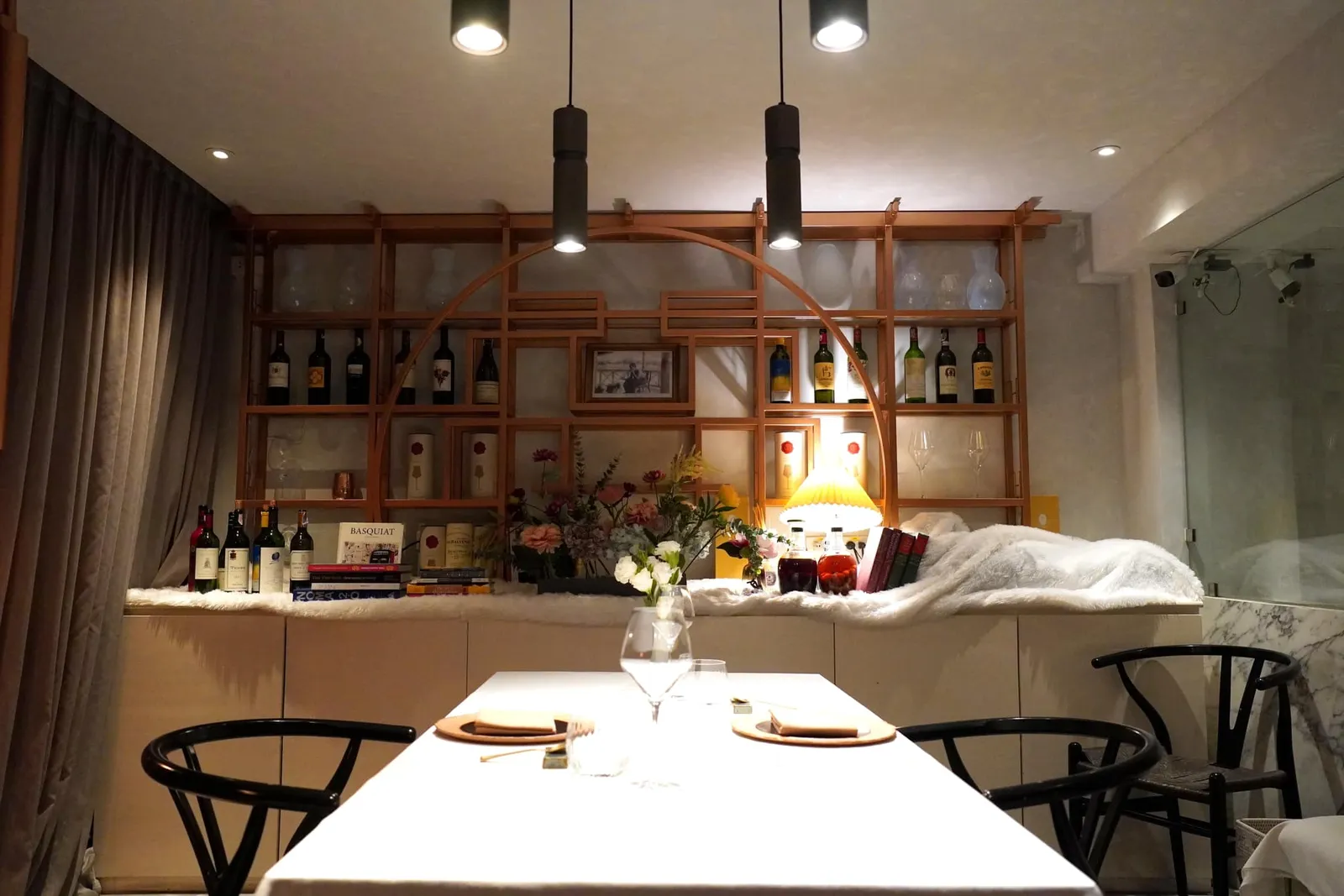 ตัวร้านทาด้วยสีดำดูสุขุมและเรียบหรู ถึงแม้มองจากด้านหน้าอาจมีพื้นที่ไม่มากนักแต่ด้านในมีการจัดแบ่งส่วนที่เหมาะสมเพื่อเพิ่มความเป็นส่วนตัวให้กับลูกค้าทุกกลุ่ม