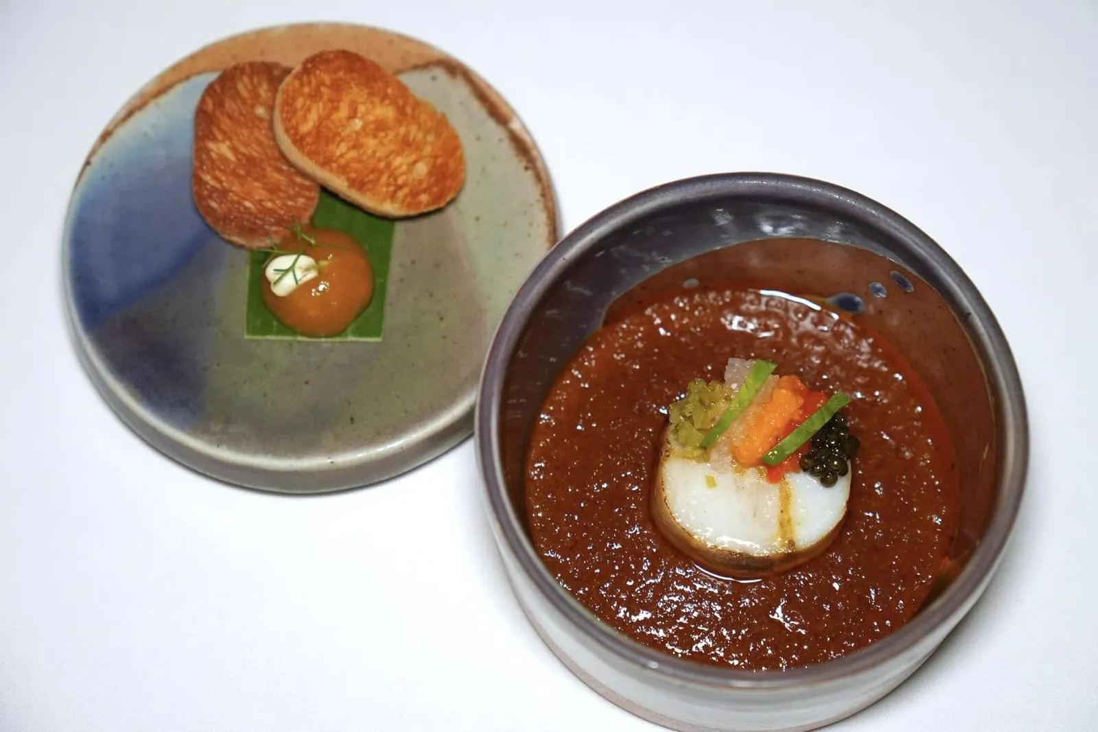 GOBY House-made bun | Thai Tabasco | Pak Paew | Assorted pickles เมนู ”สะเต๊ะ“ จานนี้เชฟป็อบได้รับแรงบันดาลใจจากการเดินทางไปยังประเทศมาเซียและพบเจอกับเมนูสเต๊ะที่มีขายกันริมทาง เชฟเลือกใช้ปลาบู่นำไปหมักกับโยเกิร์ตและเครื่องเทศควบคู่กันไปกับอโรมาของอโรมาหอม ๆ ของสมุนไพรอย่างลูกผักชีและยี่หร่า เนื้อสัมผัสของชิ้นปลามีความเฟิร์มเล็กน้อย เชฟยังจับคู่กับซอสสะเต๊ะที่เตรียมขึ้นเองให้มีรสชาติที่เข้มข้นหอมมัน ด้านบนท็อปด้วยองค์ประกอบของน้ำอาจาดที่ได้จากการนำผักไปดองกับน้ำส้มสายชูมะพร้าวซึ่งไม่มีกลิ่นฉุน ยังมีความเค็มเบา ๆ ของคาเวียร์หัวหิน สุดท้ายคือขนมปังที่ใช้เวลาการเตรียมถึง 2 คืนแล้วย่างจนกรอบพอจับคู่มากับซอสพริกที่เชฟนิยามว่าเป็น Thai Tabasco นั่นเอง (15/20)