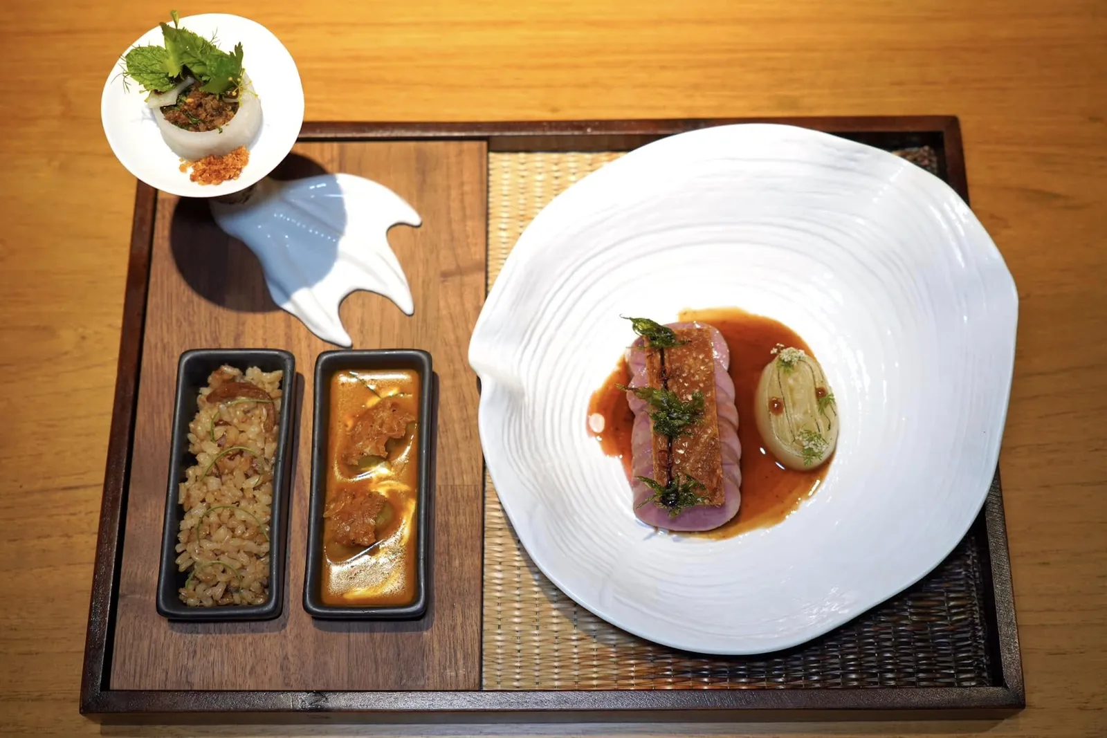 FAMILY MEALS7 DAYS DRY-AGED BARBARY DUCK BREAST OR 30 DAYS AGED AUS WAGYU BEEF TENDERLOIN (ADD ON 750++) | DUCK TONGUE | DUCK THIGH | SHRUBBY BASIL | ROSELLE | HAUSA POTATO FROM THE SOUTH | KRILL | GIAN LETTUCE STALK | THAI MIX SPICES | BUEKEE ORGANIC BROWN RICE | CHLORANTHUS SPICATUS (NEAM HOM)เมนคอร์สเชฟเสิร์ฟมาเป็นเนื้ออกเป็ดเทศบาบารี่ที่ผ่านการ Dry-aged นาน 7 วันให้ความนุ่มและฉ่ำ (13/20)