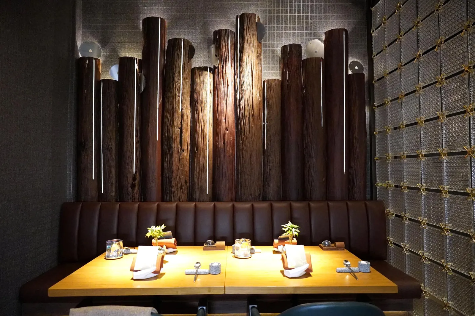 Carpenter Bar ที่มีเบื้องหลังเป็นเครื่องดื่มต่าง ๆ วางเรียงกันมากมายและเพิ่งเปิดให้บริการใหม่ได้ไม่นาน ห้องรับประทานอาหารหลักตกแต่งด้วยวัสดุที่ทำมาจากไม้ตั้งแต่พื้น ผนังร้าน เพดาน รวมไปถึงโต๊ะไม้แบบไร้ผ้าปูช่วยสร้างบรรยากาศที่หรูหราแต่ยังคงไว้ซึ่งความเป็นกันเอง
