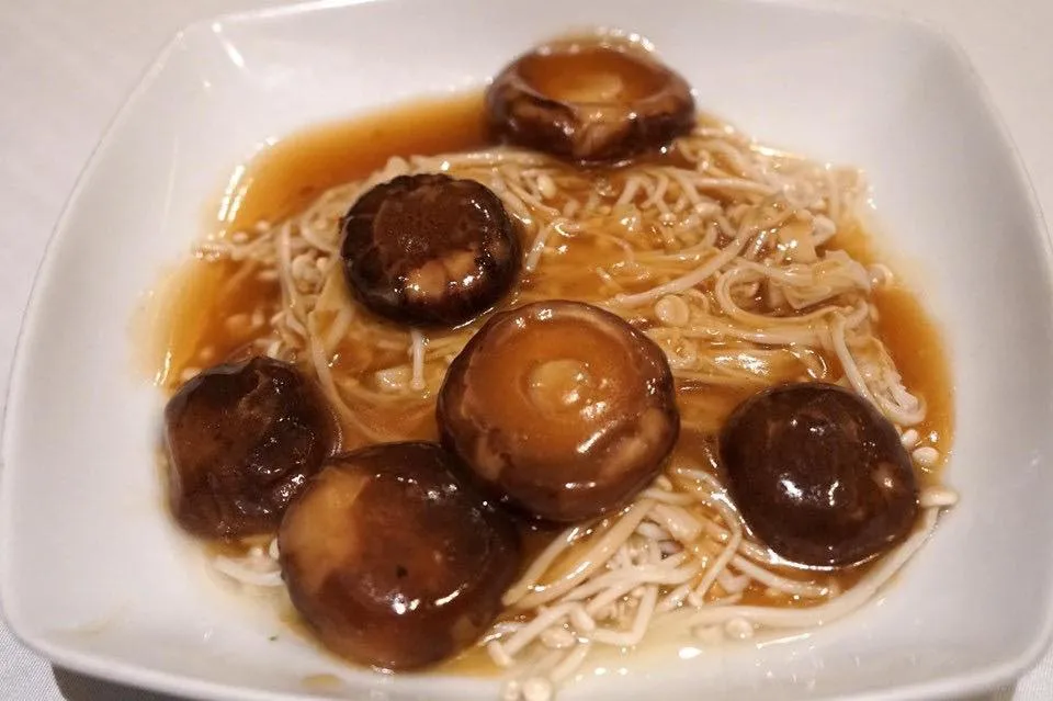 เห็ดเข็มทองราดเห็ดหอม (325++) White enoki (matchstick) and brown shitake mushrooms topped with oyster sauce