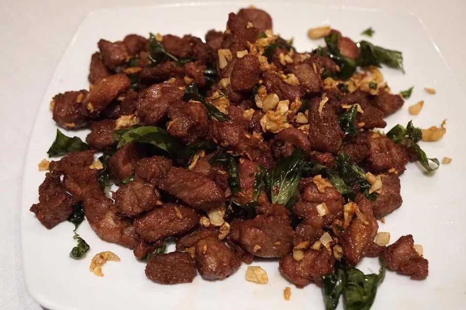 เนื้อเป็ดปักกิ่งทอดกระเทียม (Complimentary) Duck meat fried with garlic