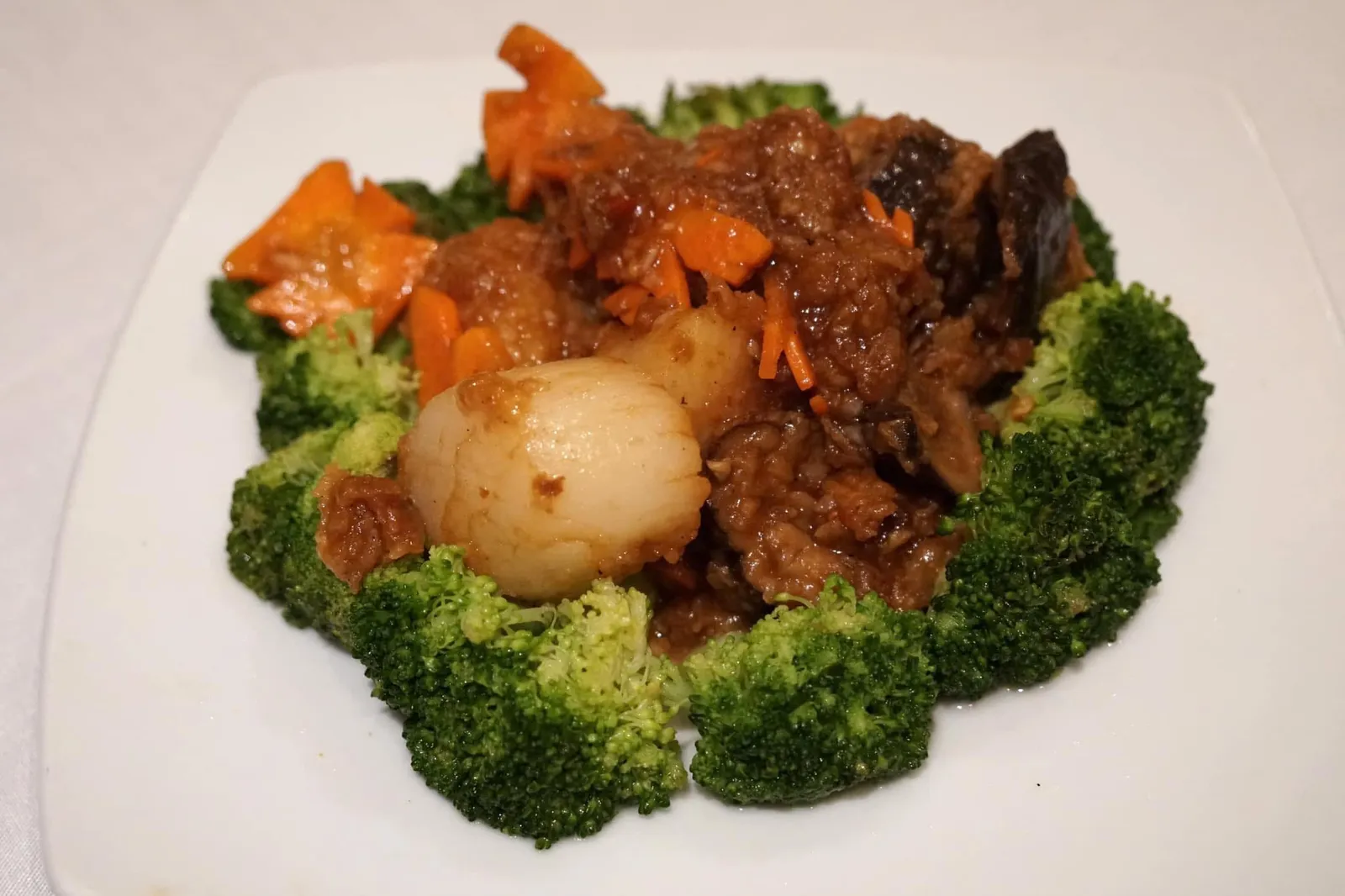 หอยเชลล์ผัดซอสน้ำพริกกุ้ง (855++) Australian sea scallops fried with pungent shrimp paste