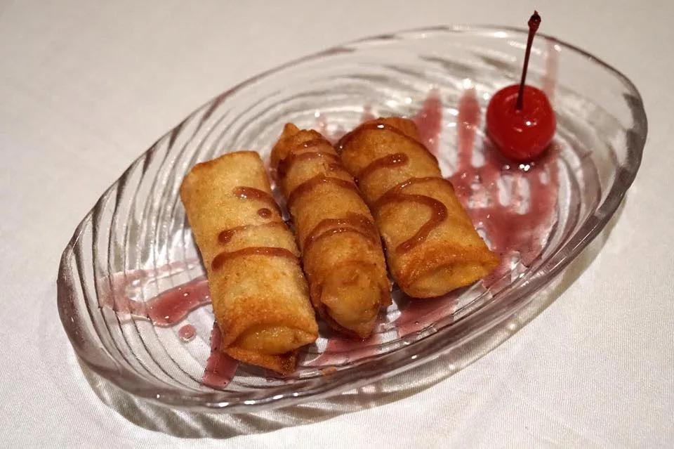 เปาะเปี๊ยะกล้วยหอมและมะม่วง (135++) Banana and mango spring rolls with raspberry sauce