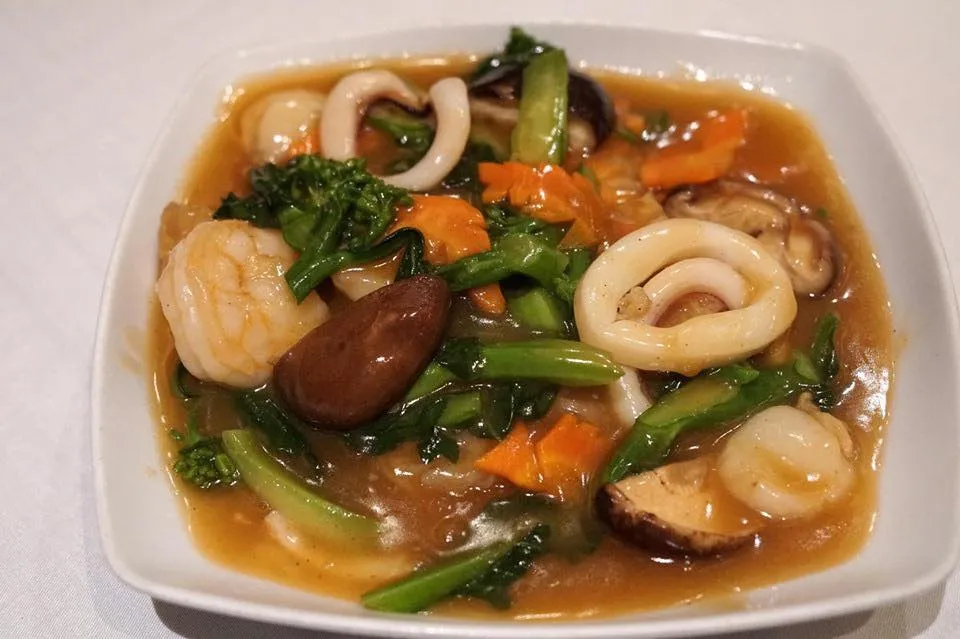 ก๋วยเตี๋ยวราดหน้าทะเล (365++) Fried rice noodles with seafood