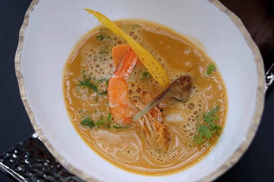 Les Crustacés Crustaceans in “Bouillabaisse” style with rouille sauce and spicy flavors ซุปกุ้งล็อบสเตอร์ 🦞 ที่ทำออกมาในรูปแบบบุยยาเบลสรสชาติคล้ายล็อบสเตอร์บิส ตรงกลางเป็นกุ้งตัวโต เนื้อนุ่ม ส่วนหัวกรอบทานได้ด้านล่างเป็นมะเขือเทศกงฟี ตรงกลางเป็นถั่วพิสตาชิโอ ทานคู่กับแผ่นกรอบสีเหลืองคือ saffron chip (16/20)