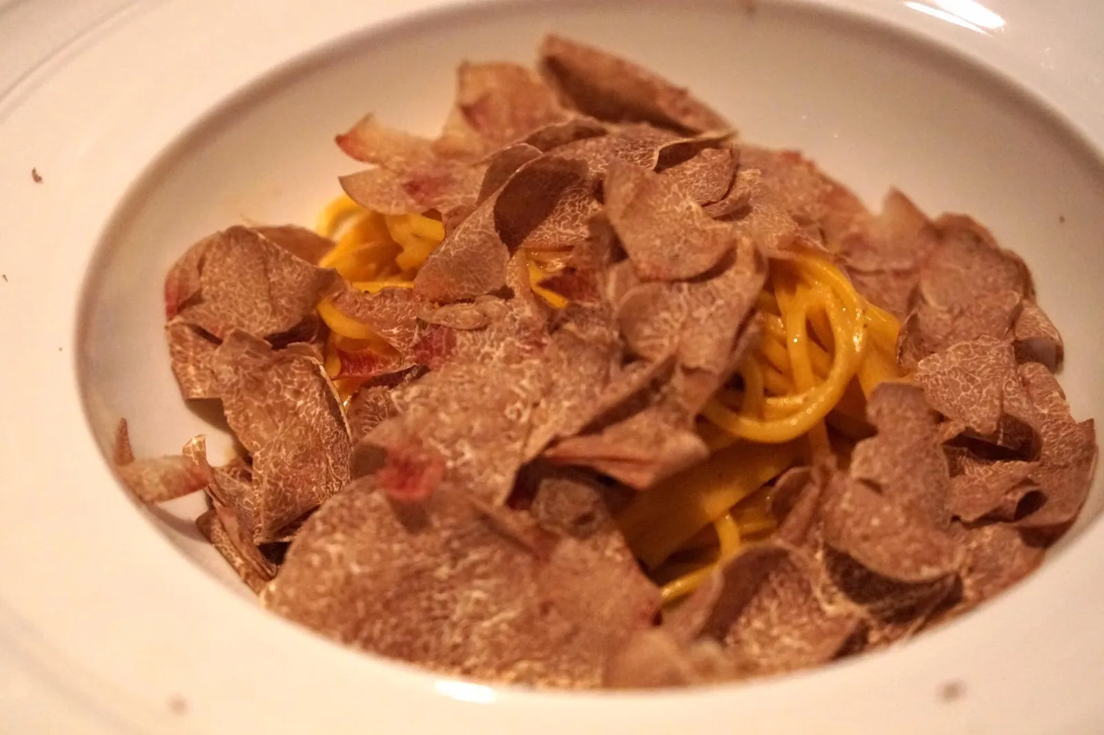 Homemade Tagliolini (980+ HKD) Butter, Parmesan and ALBA WHITE TRUFFLE ด้วยราคาที่สูงถึง 4500 บาท รวมภาษี ทำให้จานนี้เป็นหนึ่งในอาหารจานเดียวที่ราคาแพงที่สุดเท่าที่เคยสั่งมาในชีวิต พาสต้าเส้น ตาโยลินี่ สุกกำลังดี เนื้อสัมผัส นุ่ม ละมุนสุดๆ ตัวซอสใช้พาเมซานชีสเป็นเบส เพื่อชูวัตถุดิบหลัก และไม่ให้กลบรสและกลิ่นของ Alba White Truffle ที่พนักงานขูดมาให้จนเรียกว่า “ล้นจาน” ยังมี Mushrooms Jus ยิ่งเสริมให้กลิ่นอโรมาของเห็ดอัลบาไวท์ทรัฟเฟิลเด่นมากขึ้นไปอีก คือถ้าได้ลิ้มลองความอโรม่า ความเนียนของกลิ่นและรสของมันจะเข้าใจเลยว่าทำไมถึงเป็นเห็ดที่มีราคาสูงกว่าไข่ปลาคาเวียเสียอีก ตอนทานนี่เราฟินมากๆ มีความสุขน้ำตาแทบจะไหลจริงๆ (19/20)