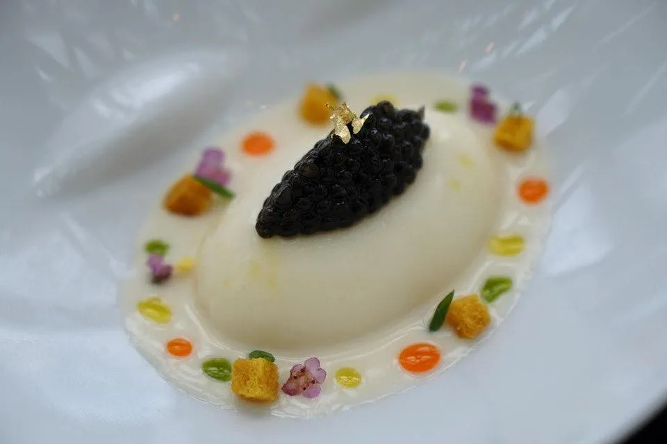 L’Asperge Blanche Delicate white asparagus duo, virgin olive oil and caviar พานาคอตต้าทำออกมาเนื้อเนียน นุ่ม มีกลิ่นหอมหน่อไม้ฝรั่งขาว มีขนมปังครูตองเล็กๆเพิ่มความกรอบตอนทาน ทานทุกอย่างพร้อมกันอร่อยใช้ได้เล (18/20)
