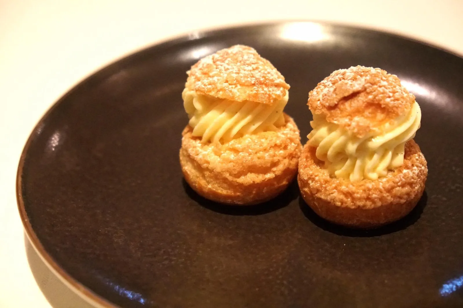 Home Made Petit Fours ถัดมาคือ Mascarpone Cheese Puff แป้งพัฟนุ่ม โปร่ง ไส้ชีสมาสคาโปรข้างในนุ่มละมุน (12/20)