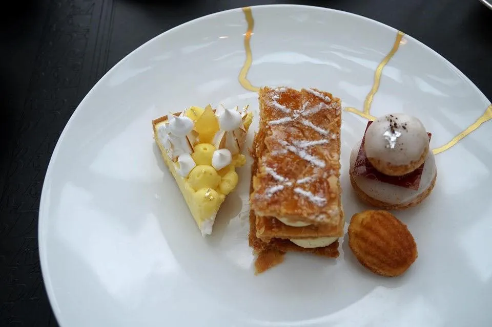 La Symphonie des Douceurs Dessert trolley - your own preferences and combination Lemon meringue ทาร์ตเลมอนรสเปรี้ยว แป้งบางกรอบ เป็นหนึ่งในเลมอนทาร์ตที่อร่อยที่สุดเท่าที่เคยทานมา สมกับเป็นภัตตาคารอาหารฝรั่งเศสระดับสามดาวจริงๆ (18/20) Coffee choux ขนมเมอซิเออที่เป็นชูกสองชั้นวางซ้อนกัน ที่นี่ทำออกมาเป็นรสกาแฟ (15/20) Madeleines มาเดอลีนมีกลิ่นส้มยูซูเหมือนที่เคยทานที่กรุงเทพฯเลย (14/20)