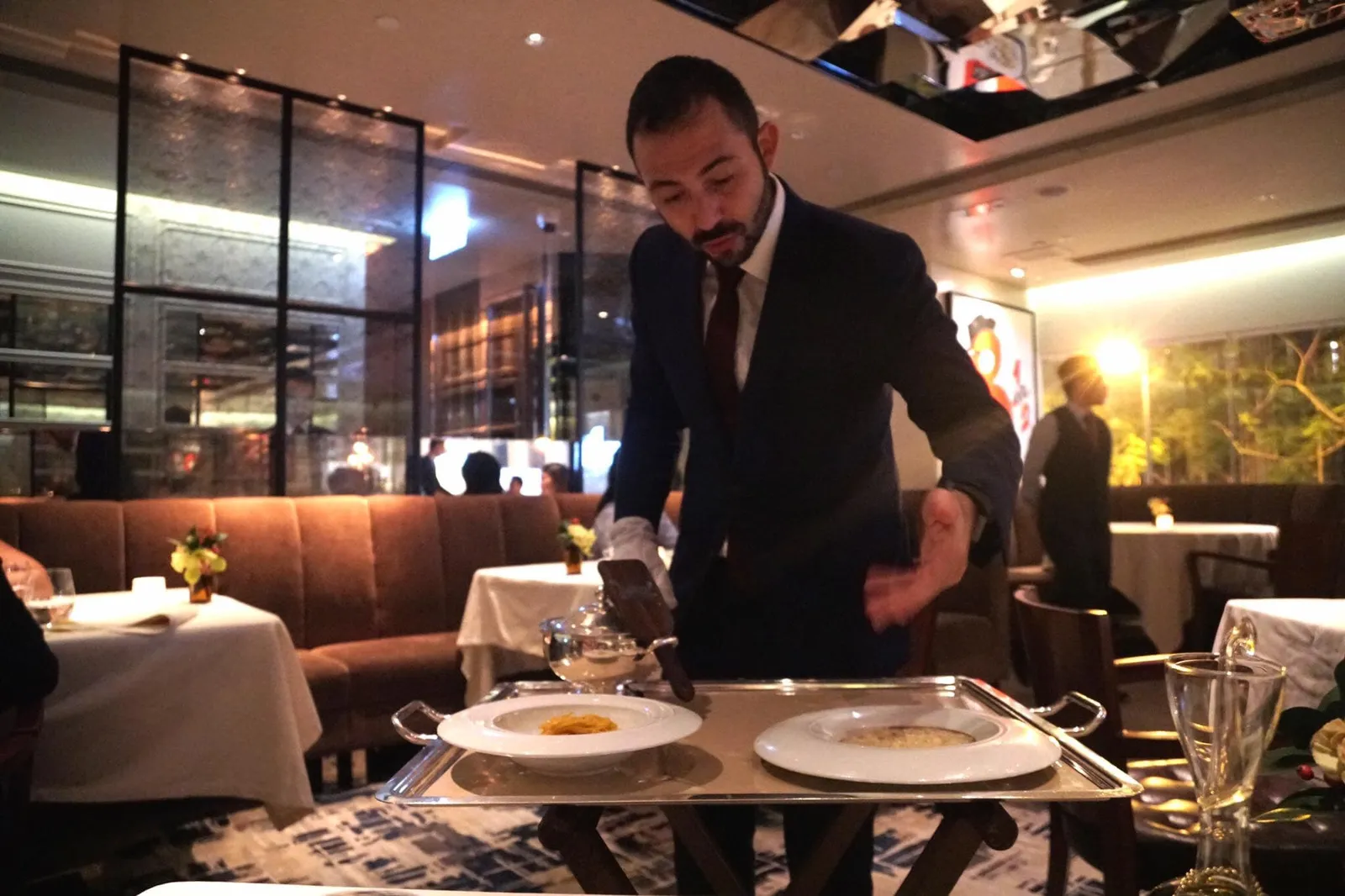 หากเราสั่งเมนูที่มี Alba White Truffle พนักงานจะเข็นโต๊ะมาเพื่อขูดให้ดูกันต่อหน้าเลย
