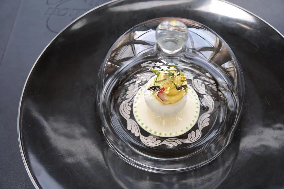 L’Œuf de Poule « Mimosa » Egg “Mimosa”, Japanese king crab and seasonal wild asparagus สำหรับอาหารจานแรกคือ Egg Mimosa หรือ Devilled Egg ตัวไข่นำเข้าจากประเทศญี่ปุ่น ด้านในเป็นเนื้อปูคิงแครบจากญี่ปุ่นเช่นกัน ด้านบนทอปด้วยหน่อไม่ฝรั่งต้มเเละมูสหน่อไม้ฝรั่ง (17/20)