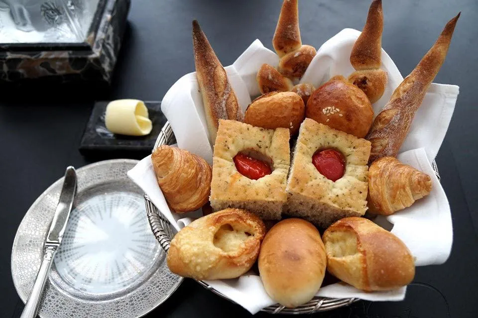 Bread Selection อีกหนึ่งอย่างที่เป็นเอกลักษณ์ของห้องอาหารโรบูชงทุกสาขาคือขนมปังที่เสิร์ฟมามากมายในตะกร้าชนิดที่ว่าทานกันไม่หมด ที่สำคัญคือขนมปังอร่อยทุกอย่างเลยจริงๆ (20/20)