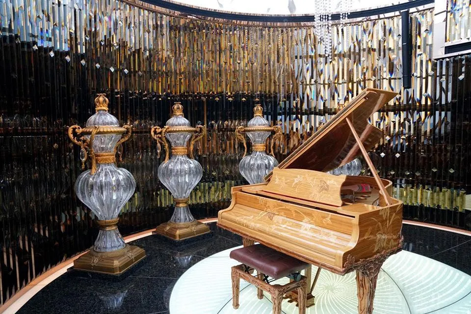 หลังจากขึ้นลิฟท์มาถึงชั้นห้องอาหารจะพบกับ Grand Steinway Piano สร้างด้วยมือทั้งหลังอายุเกือบ 50 ปีนำเข้าจากเมือง Hamburg ประเทศเยอรมนี
