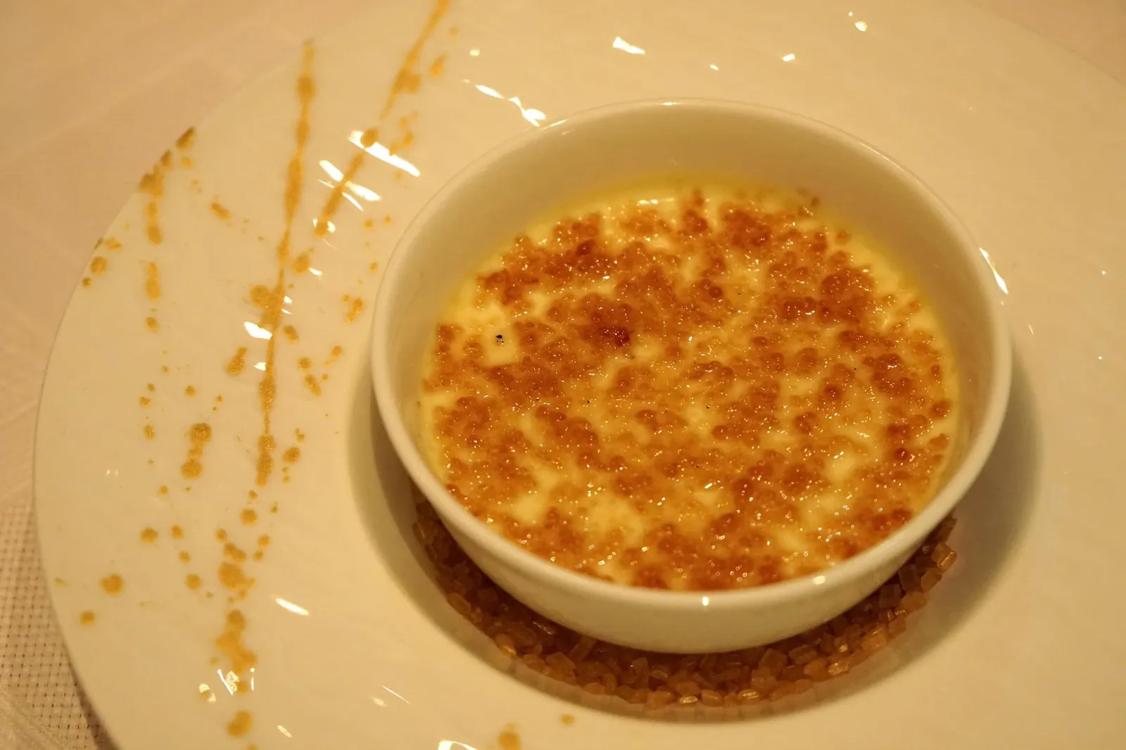 Caramel egg custard (60 MOP) 🍮 คาราเมลคัสตาร์ดทำจากไข่ เนื้อเนียน นุ่ม ผิวด้านบนมีส่วนผสมของแอกอฮอล์เล็กน้อย มีรสขมอ่อนๆจากเหล้า ตอนเสิร์ฟจะมีไฟลุกติดมาด้วยดูน่าทาน โดยรวมแล้วคล้ายๆกับเครมบรูเล่แบบฝรั่งเศสนั่นเอง (13/20)