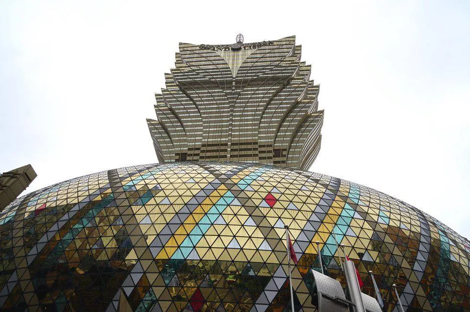 โรงแรมคาสิโน Grand Lisboa โดยห้องอาหารที่เราทานอยู่ที่ยอดโดมสีทองณ ชั้นบนสุดของโรงแรม