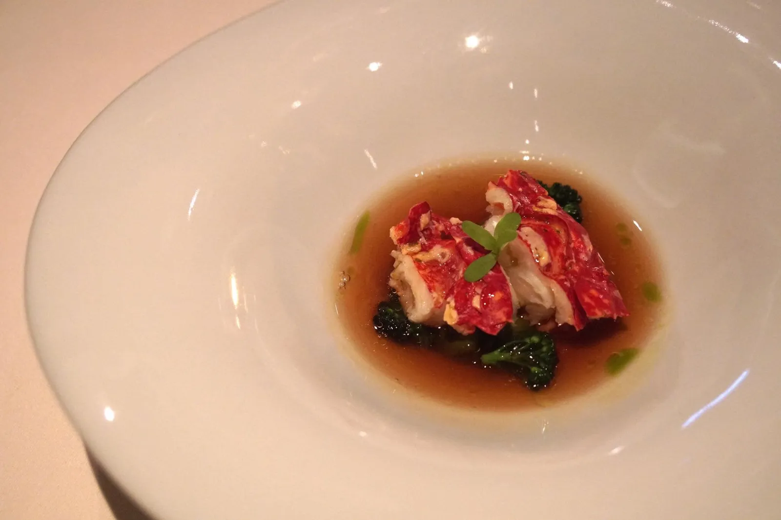 Warm Blue Lobster Broccolini Emulsion, Lobster Jus สำหรับจานนี้เป็น Brittany Lobster จากฝรั่งเศส ราดด้วย Lobster Jus หรือซอสใสหน้าตาคล้าย Consommè ทำจากล็อบสเตอร์ ข้างล่างเป็นบร็อคโคลินี่ ซึ่งก็มีหน้าตาคล้ายบร็อคโคลี่ แต่ขนาดเล็กกว่า (เปรียบเทียบแล้วคล้ายกับเเขนงที่จะมีขนาดเล็กกว่าคะน้านั่นแหละ) รสชาติโดยรวมอยู่ในเกณฑ์ดี เนื้อล็อบสเตอร์หวานฉ่ำมาก ซอสทำได้หอม รสกลมกล่อม มีความอร่อยจากตัววัตถุดิบ แต่ยังไม่ถึงกับว้าวในแง่เทคนิคการปรุง (15/20)