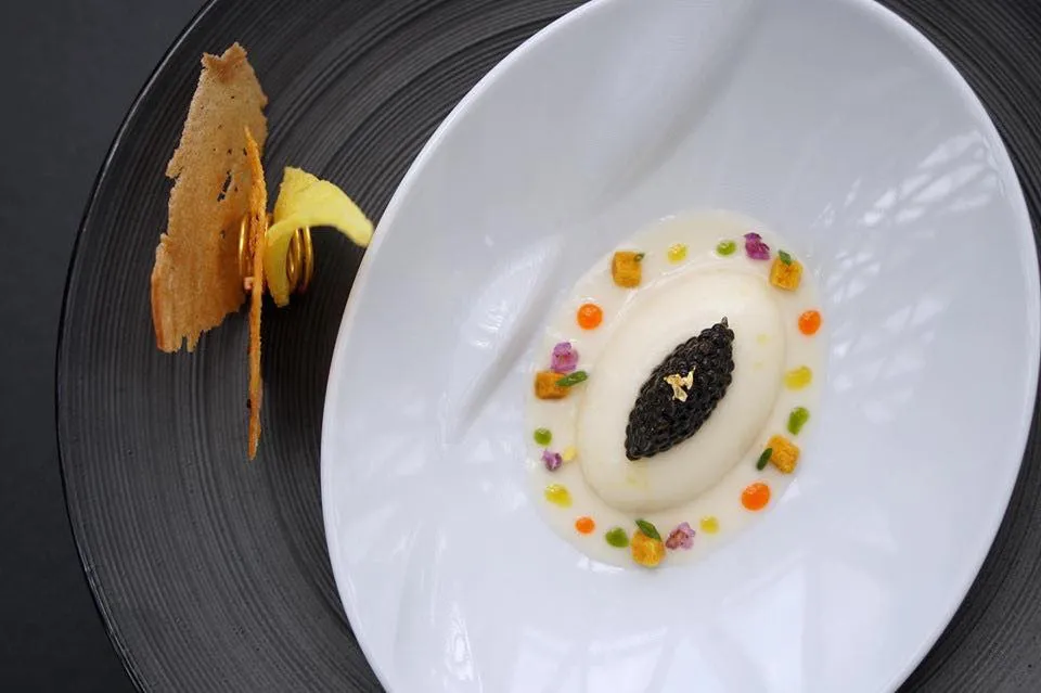 L’Asperge Blanche Delicate white asparagus duo, virgin olive oil and caviar สำหรับอมูสบูชจานแรกคือพานาคอตต้าหน่อไม้ฝรั่งขาว ทานกับไข่ปลาคาเวียร์ ทอปด้านบนด้วยทองคำเปลว ขนาบข้างด้วยขนมปังกรอบอิตาลี ขนมปังเเซฟรอน และขนมปังเกาลัด (18/20)