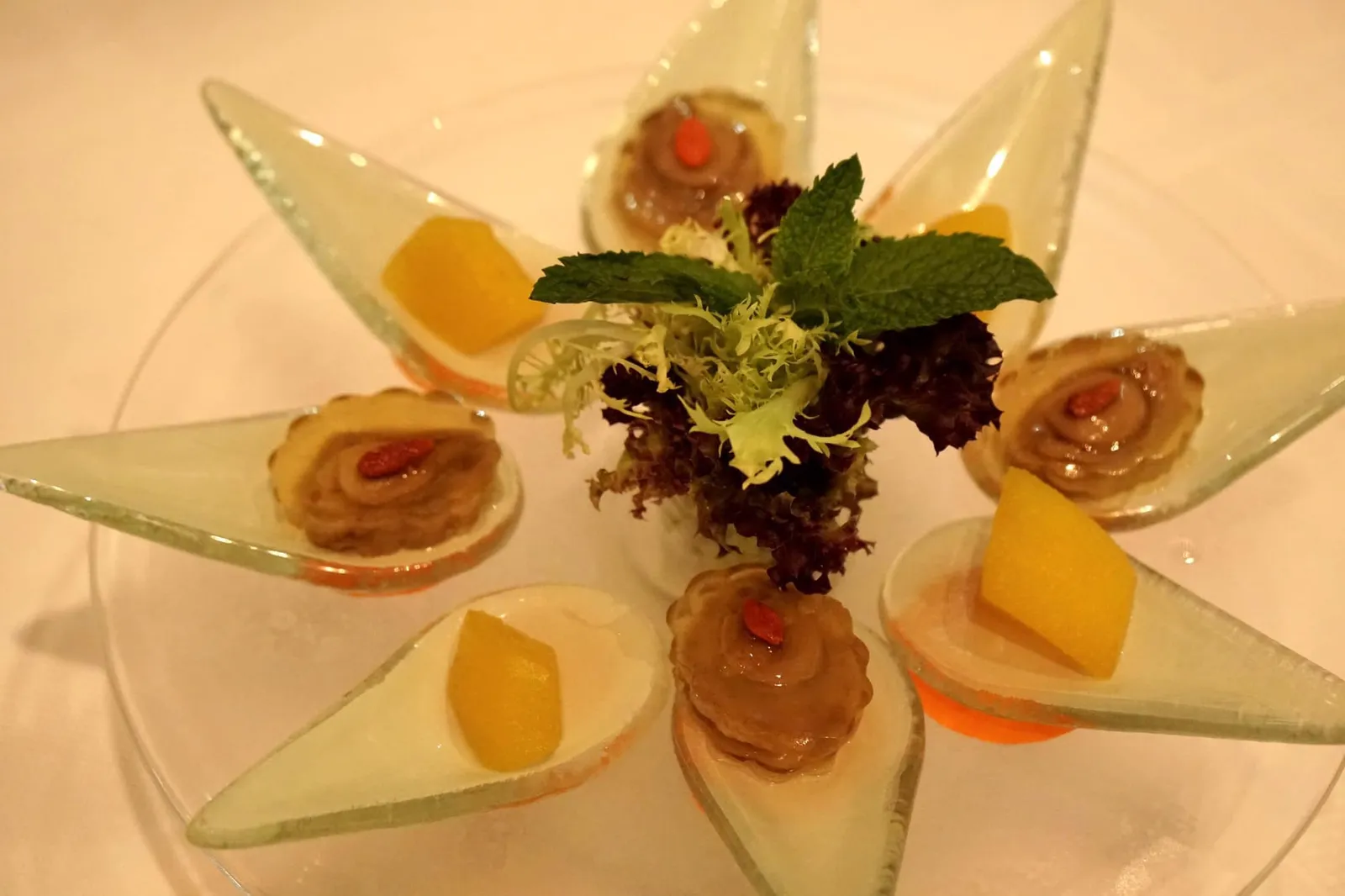 Amuse-bouche - Abalone with lemon jelly - Marinated pear with Osmanthus juice 🍋 ทางร้านเเนะนำให้เริ่มทานหอยเป่าฮื้อกับเจลลี่มะนาวรสเปรี้ยว ตรงกลางสีแดงเป็น wolfberry หรือโกลจิเบอรี่ จากนั้นล้างปากด้วยลูกแพร์ที่แช่ในน้ำของดอกหอมหมื่นลี้มีรสหวาน (12/20)