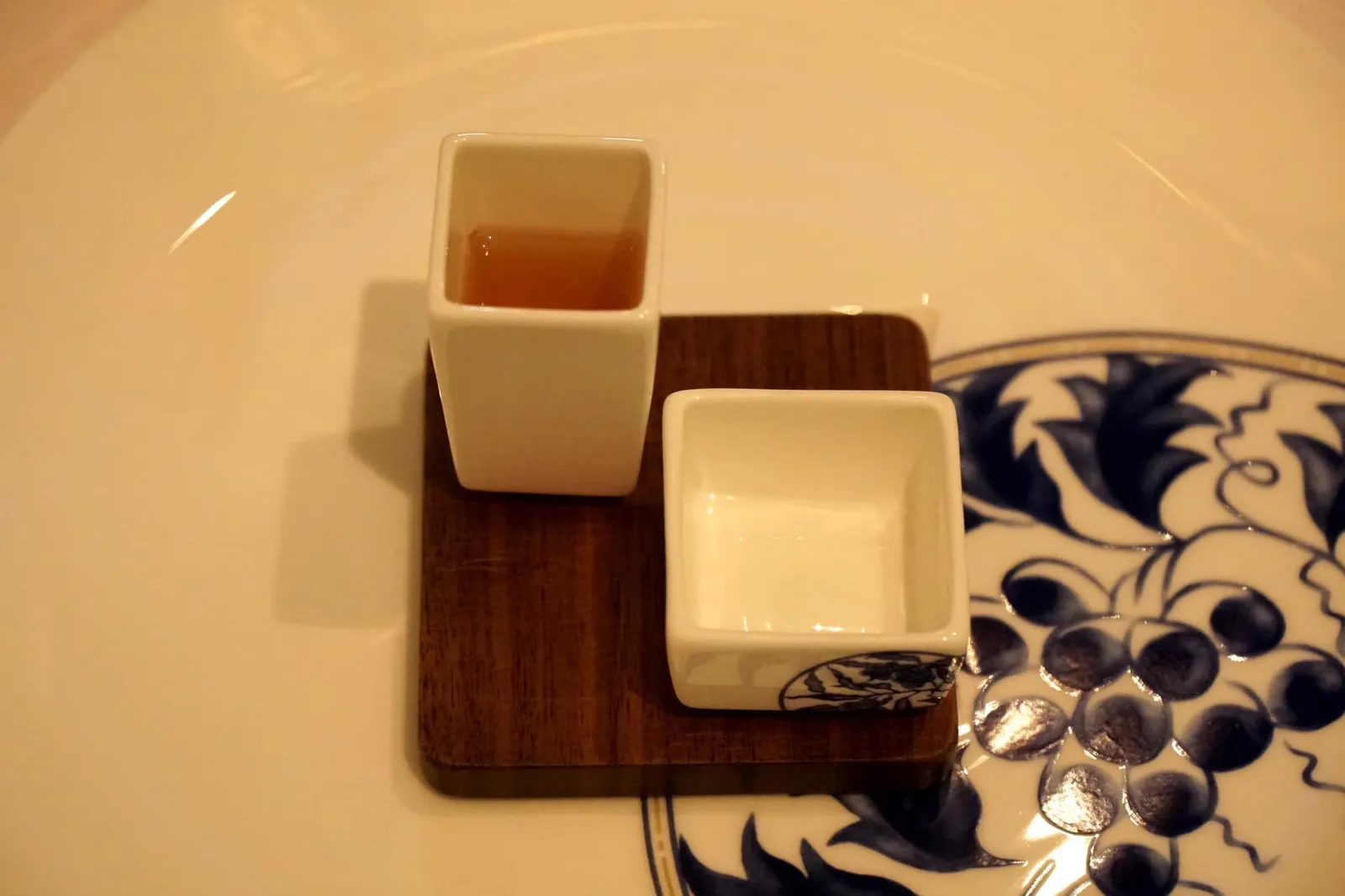 Welcome Drink (Complimentary) 🍵 ชาที่มีส่วนผสมของดอกกล้วยไม้ อู่หลง ดอกเก๊กฮวย และดอกหอมหมื่นลี้ วิธีดื่มให้เทชาจากถ้วยทรงสูงลงในถ้วยปากกว้างอีกถ้วยหนึ่ง จากนั้นดมกลิ่นชาจากก้นถ้วยทรงสูง แล้วจึงดื่มน้ำชาจากถ้วยปากกว้าง (12/20)