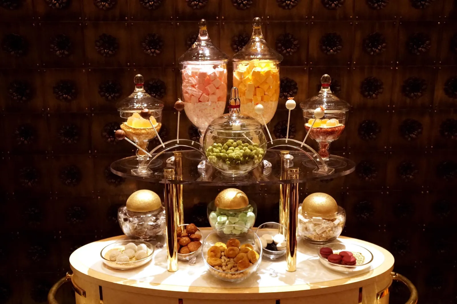 Petit Fours สำหรับขนมหวานปิดท้ายมื้ออาหารหรือเปอตีโฟว์นั้นทางร้านจัดหน้กจัดเต็มมาเป็นคันรถถึง 15 อย่าง ชนิดที่ว่าไม่อิ่มไม่ลุกเลยทีเดียว