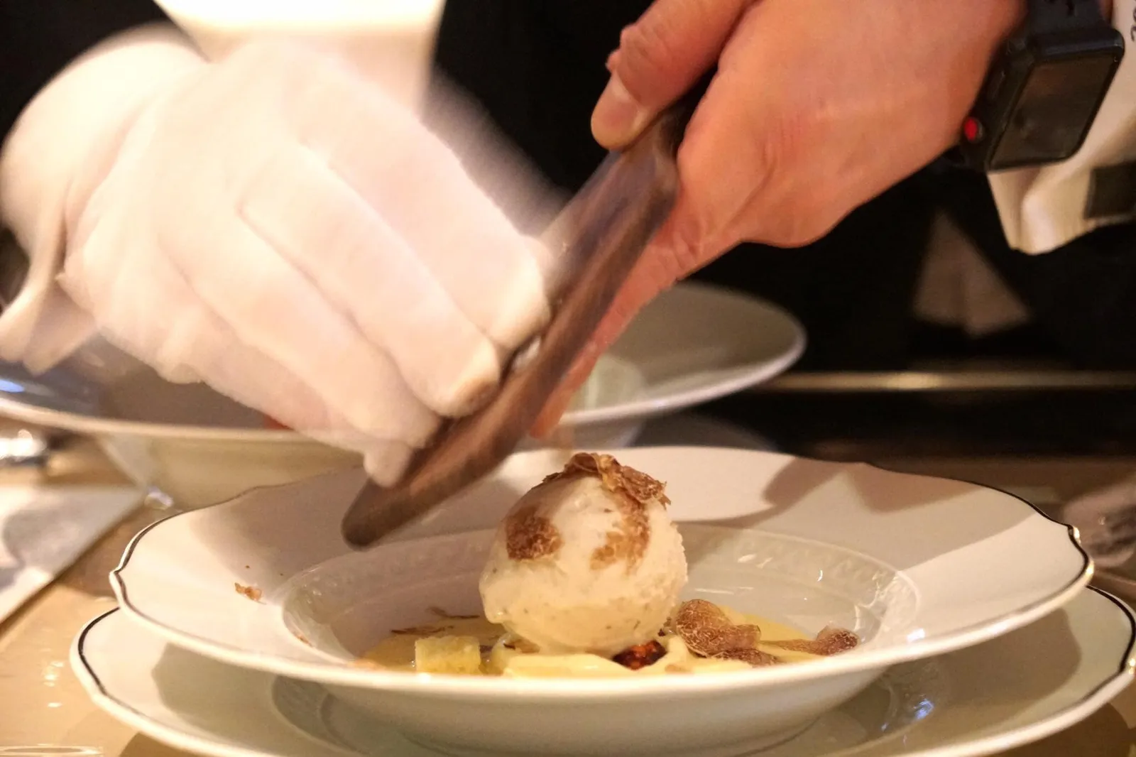 White Truffle Gelato (330+ HKD) Vanilla, Almond cake and Nougat ยังไม่หมด ... ขนมหวานสำหรับเมนู Alba White Truffle คือ อัลบาไวท์ทรัฟเฟิลเจลาโต้ กินกับนูแกตและอัลมอนด์เค้ก และขูดไวท์ทรัฟเฟิล (อีกแล้ว!) รัวจนเต็มจาน (19/20)