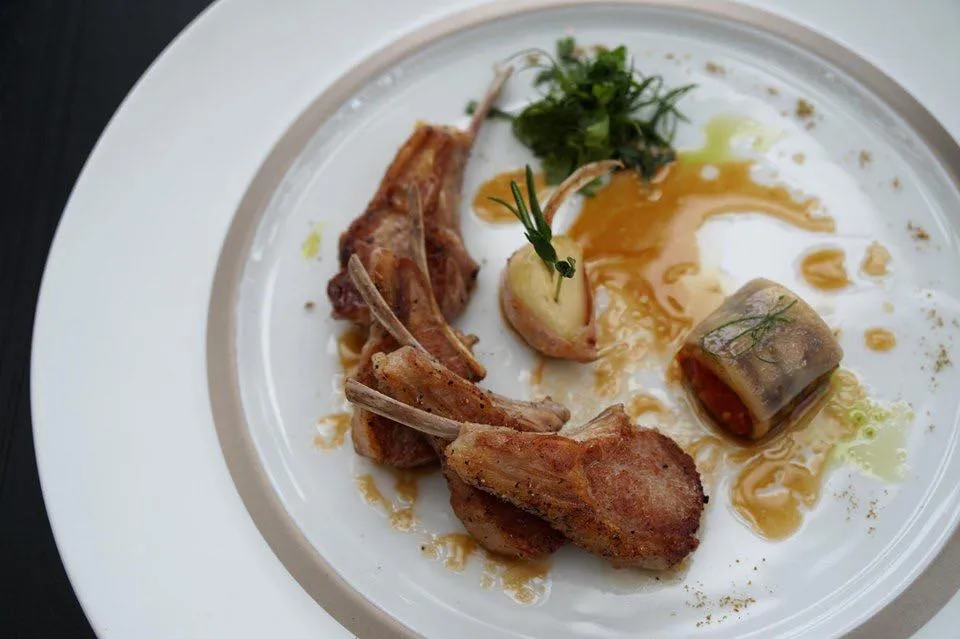 L’Agneau de Lait Milk fed lamb cutlets with fresh thyme, gratinated eggplant rolls เนื้อแกะเลี้ยงด้วยนม นำไปเซียกับใบไทม์ ขนาบข้างด้วยกระเทียมกงฟี และมะเขือที่ม้วนเป็นทรงกระบอก เนื้อแกะดูภายนอกเหมือนจะแห้งเเละสุกเกินไป แต่พอทานเเล้วด้านนอกกรอบ แต่ด้านในยังคงนุ่ม ฉ่ำ อร่อยมากๆ จานนี้ถือเป็นทีเด็ดของมื้อเลยจริงๆ นอกจากนี้ทางร้านจะเสิร์ฟให้ทานกับ Vegetables soup ที่มีส่วนผสมของขิง เห็ด พริกไทย และผักต่างๆ ทานสลับกับเนื้อแกะ (18/20)