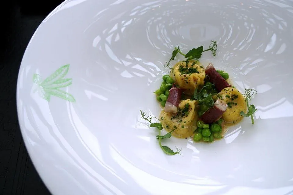 Le Petit Pois Finest velouté of green pea with Comte cheese ravioli and smoked duck breast จานซุปจานแรกจะเสิร์ฟมาแบบไม่มีซุปก่อนเพื่อให้ลูกค้าเห็นองค์ประกอบต่างๆทั้งหมด (15/20)