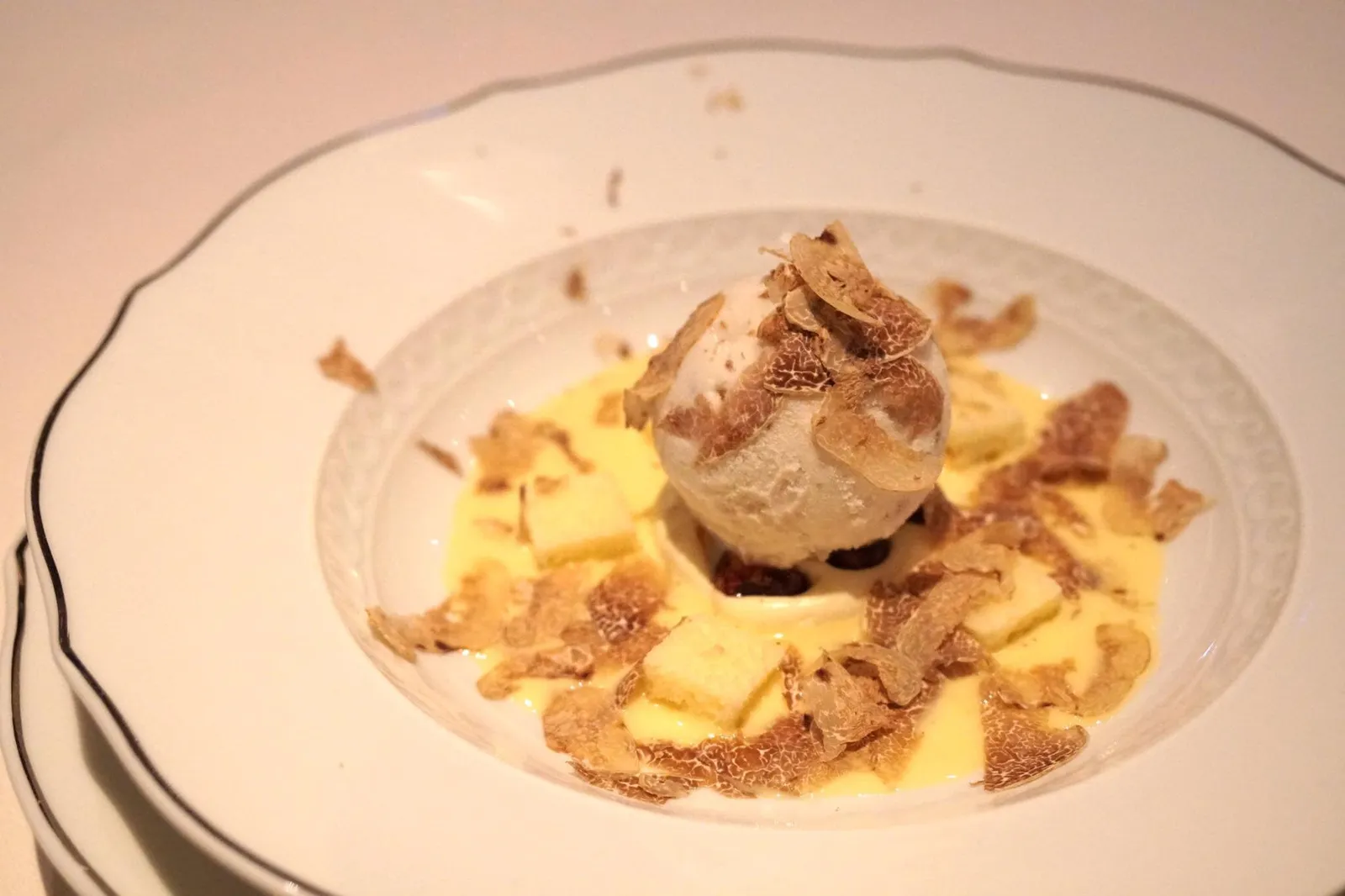 White Truffle Gelato (330+ HKD) Vanilla, Almond cake and Nougat เจล้าโต้หอมกลิ่นทรัฟเฟิลสุดๆ พอตักชิมแล้วกลิ่นหอมของอัลบาไวท์ทรัฟเฟิลจะเด่นขึ้นมา เค้กอัลมอนด์เพิ่มเนื้อสัมผัสเนียนละมุนให้กับที้งจาน ส่วนนูแกตจะเพิ่มรสหวาน ตัวอัลบาไวท์ทรัฟเฟิลที่ขูดมาโปะ จะมีเนื้อสัมผัสที่หนาขึ้นมา เป็นตัวเชื่อมเชื่อมระหว่างเจลาโต้กับนูแกท ราคา 1400 บาท ยอมใจเลย ฟินมากๆ (19/20)