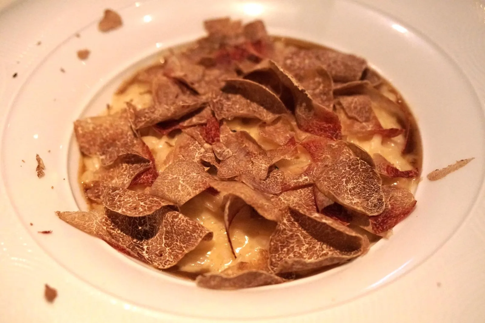 Risotto (980+ HKD) Mushrooms Jus, ALBA WHITE TRUFFLE ข้าวรีซอตโต้ทำออกมาหอมมาก มีความแข็งที่พอดี อโรม่าและกลิ่นของ Alba White Truffle นั้นลอยเด่นคลุ้งมาก หอมขึ้นจมูกสุดๆ อร่อยจริงๆ (20/20)