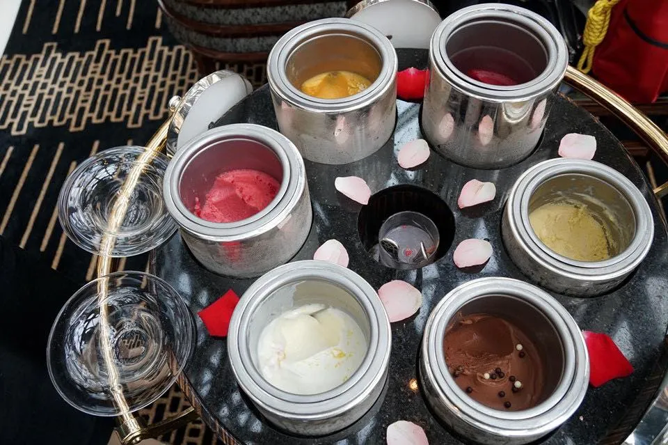Ice Cream and Sorbet ก่อนเข้าคอร์สขนมหวานทางร้านจะเสิร์ฟไอศกรีมและซอเบท์ให้คล้ายกับเป็น Pre-dessert 🍨