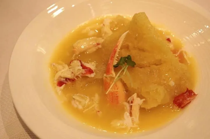 Stewed fish maw with crab claw in supreme chicken broth (1,180 MOP) 🐟 ขอเปิดด้วยอาหารจานสำคัญที่เป็นหน้าเป็นตาเเละเป็นเมนูสร้างชื่อให้กับเชฟ Liu Gho Zhu เเละร้าน Golden Flower จนได้รับรางวัลสองดาวมิชลินคือ” กระเพาะปลากับก้ามปูเเละเนื้อปูในซุปไก่ซูพรีม” เเละเป็นจานที่ได้รับการยกย่องจากนักชิมชาวจีนว่า “เป็นหนึ่งในจานกระเพาะปลาที่อร่อยที่สุดในโลก” โดยจานนี้จานเดียวรวมภาษีแล้วมีราคาสูงถึง 5,200 บาทเลยทีเดียว แพงกว่าพาสต้าไวท์ทรัฟเฟิลที่เคยทานที่ฮ่องกงเสียอีก (18/20)