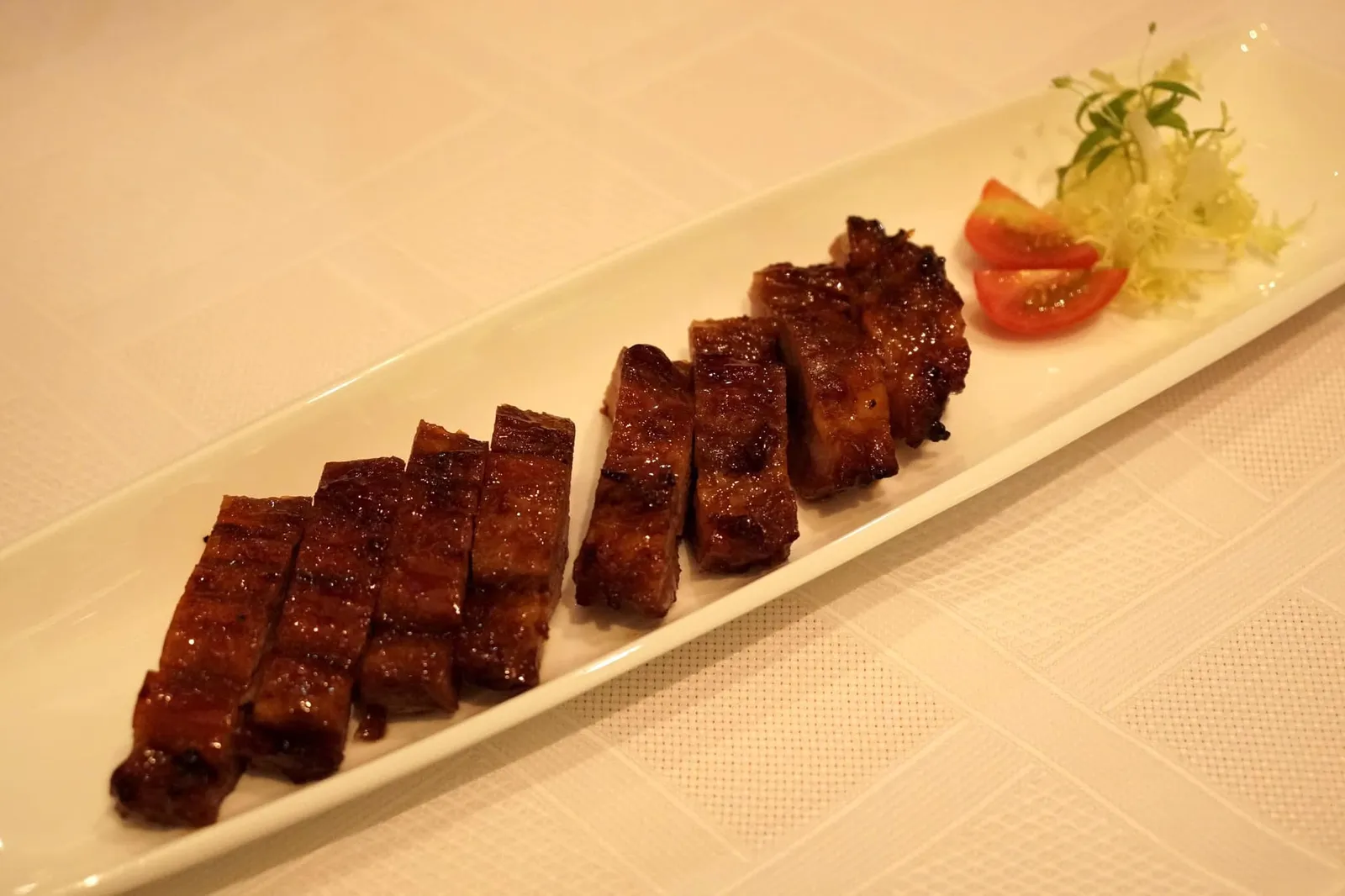 Beijing barbecued pork (110 MOP) 🐷 หมูแดงอบน้ำผึ้งสูตรปักกิ่งเป็นเมนูจากหมวดหมูอาหารทั่น เป็นเมนูชาววังจากกรุงปักกิ่งที่นำหมูแดงทั่วๆไปมาปรับปรุงให้ดียิ่งขึ้น เนื้อหมูมีรสหวานน้ำผึ้ง เเต่ไม่มากจนบาดคอ เนื้อสัมผัสนุ่มจนแทบจะละลายในปาก มีกลิ่นหอม อร่อยมากเลยทีเดียว (15/20)