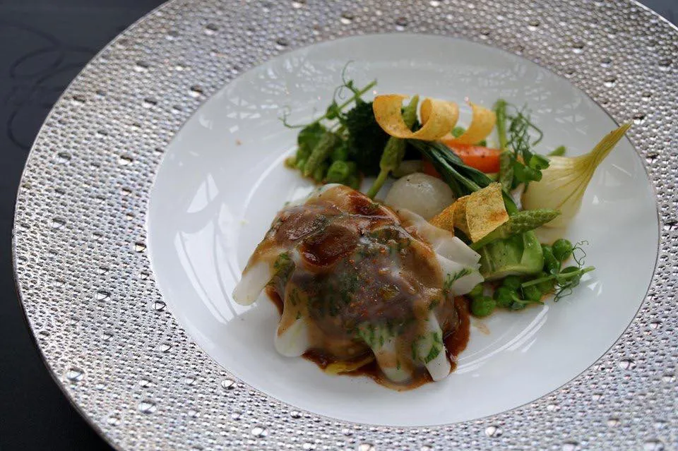 La Joue de Bœuf Braised beef cheek with red miso and medley of seasonal vegetables ส่วนแก้มของเนื้อวัวตุ๋นจนเปื่อยนุ่ม ทานกับ seasonal vegetables หรือผักตามฤดูกาล จานนี้เป็นจานที่เราไม่ค่อยชอบเท่าไหร่เนื่องจากเเก้มวัวมีความันสูงจนทำให้เลี่ยนได้ง่า (14/20)