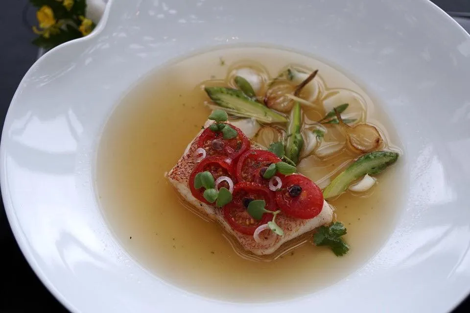 Le Mérou Garoupa served with southern flavors and yurine broth ปลาเก๋าแดงเนื้อนุ่ม ทานกับซุปทำจาก yurine หรือ รากดอกบัวญี่ปุ่น มีผักเเละสมุนไพรต่างๆ จานนี้จะเน้นรสชาติและความสดของเนื้อปลาเก๋าเป็นหลัก 🐟 (16/20)