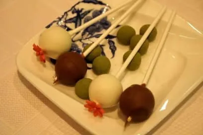Petit Fours Jasmine and pine nut flavor lollipops, green tea chocolate ขนมช็อกโกแลตทำมาในทรงลอลลี่ป๊อปมีรสไพน์นัทและรสดอกมะลิ สีเขียวคือถั่วเคลือบผงชาเขียวเเละช็อกโกแลต (10/20)