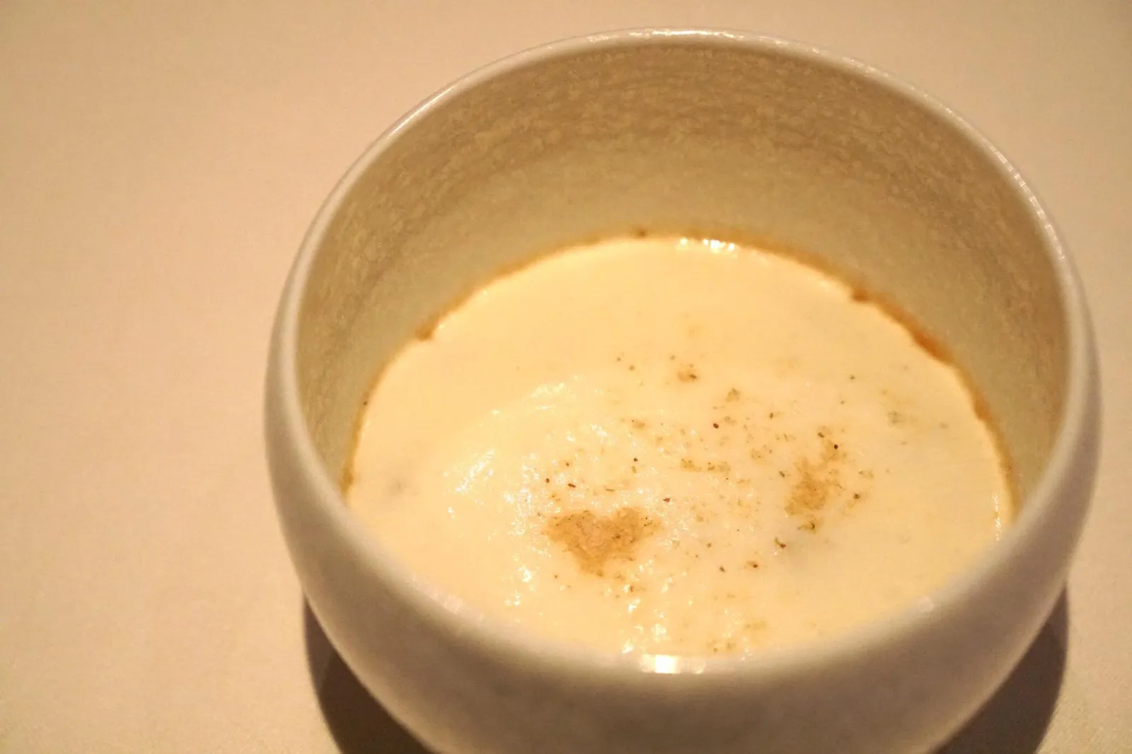 Amuse-bouche Mushroom with Potato Foam Topped with Mushroom Dust โฟมทำจากเห็ดและมันฝรั่งโรยหน้าด้วยผงเห็ด หอมกลิ้นมันฝรั่งเเละเห็ดที่เข้ากันได้อย่างลงตัว อร่อยมาก แต่ยังไม่ถึงกับว้าว (14/20)