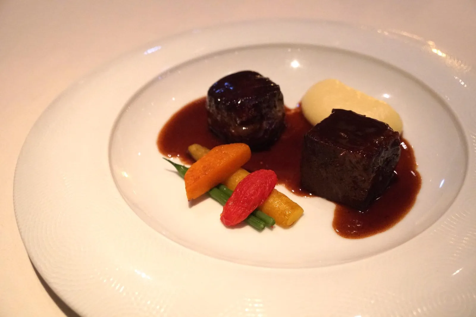 Short Rib & Beef Tenderloin Whipped Potato, Red Wine and Plum Sauce สำหรับจานนี้เสิร์ฟเป็นเนื้อสองอย่าง โดยใช้เนื้อ Australia Wagyu ด้านซ้ายเป็นส่วน Tenderloin ความสุกระดับ Medium Rare ด้านขวาเป็น Short Rib ตุ๋นจนเปื่อย ทำให้มีกลิ่นหอมแบบธรรมชาติจากเนื้อ รสหวาน เปื่อย นุ่ม เวลาทานให้ทานตัว Tenderloin ก่อนแล้วจึงตามด้วย Short Rib (14/20)