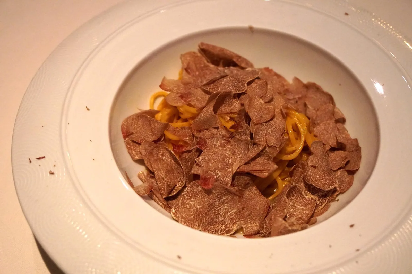 Homemade Tagliolini (980+ HKD) Butter, Parmesan and ALBA WHITE TRUFFLE จานนี้ไม่ต้องมีเทคนิคซับซ้อน ไม่ต้องมีอะไรมาก เอาแค่ Alba White Truffle ไปเต็มๆจาน ขายราคา 4500 บาท แล้วจบกัน ปล. ขนาดว่าเชฟขูดเห็ดหล่นจานไป 1 แผ่น เชฟยังหยิบติดมือไปทานเองเลย (19/20)