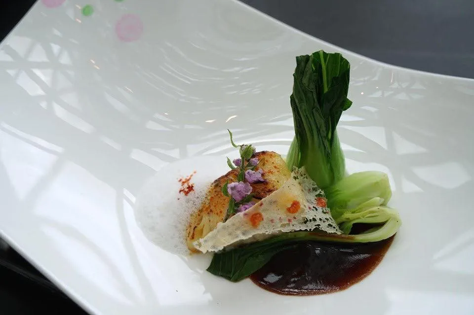 Le Black Cod Black cod with Malabar black pepper sauce, bok choy and coconut foam ปลาแบล็คคอดเซียจนเนื้อนุ่ม ราดด้วยซอสพริกไทยดำมาลาบา ผักฉ่อย ด้านบนคือโฟมมะพร้าวเเละ shiso flower จากญี่ปุ่น และเทมปุระ 🍤 (15/20)
