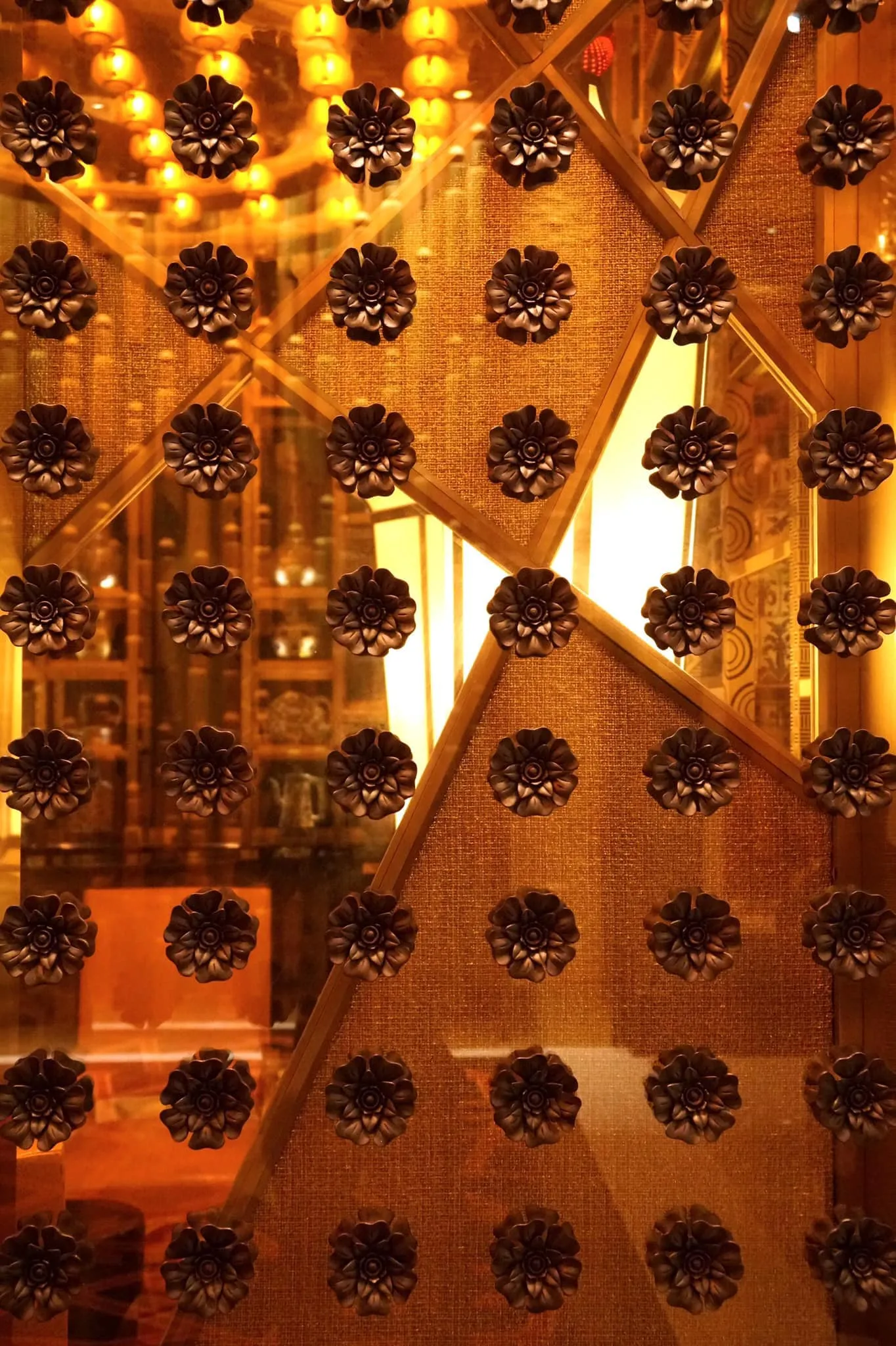 ดอกไม้สีทองตามคอนเซปชื่อร้านคือ Golden Flower