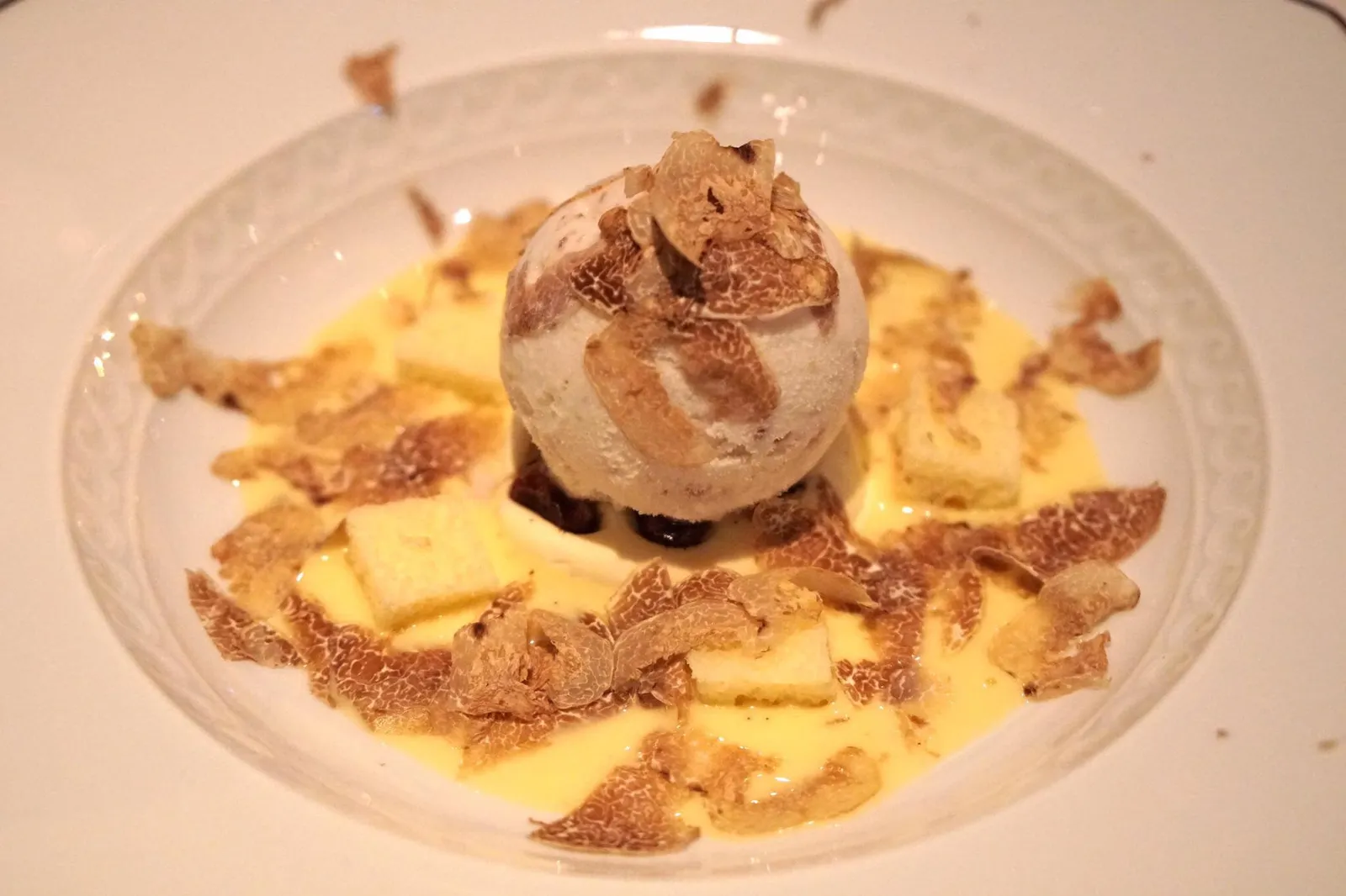 White Truffle Gelato (330+ HKD) Vanilla, Almond cake and Nougat แม้จะเเลกมาด้วยราคา 1400 บาท แต่สำหรับจานนี้ ขึ้นทำเนียบขนมหวานจานที่อร่อยที่สุดในชีวิตไปเลย (19/20)