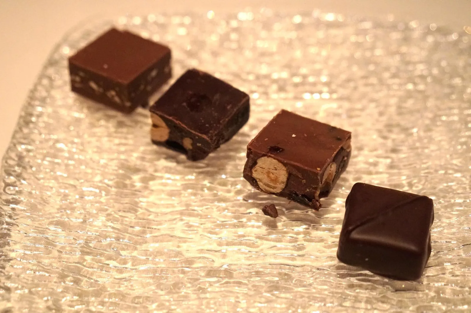 Home Made Petit Four สำหรับสุดท้ายประกอบไปด้วยช็อกโกแลตโฮมเมดสี่อย่างคือ Dark Chocolate Almond with Dark Chocolate Almond with Milk Chocolate Gianduja Chocolate ปิดท้ายมื้ออาหารอย่างสวยงาม (10/20)