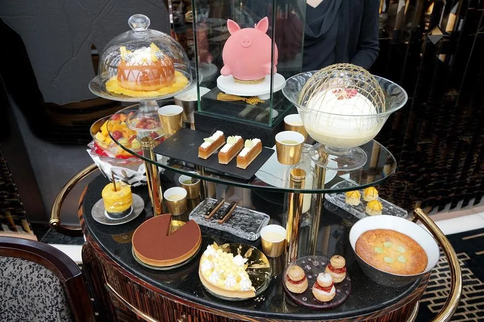La Symphonie des Douceurs Dessert trolley - your own preferences and combination ส่วนของหวานทางร้านจะเข็ยนถมาให้ลองเลือกชิม มีขนมถึง 14 อย่างเยอะเเยะมากมายจนเลือกไม่ถูกกันเลยทีเดียว