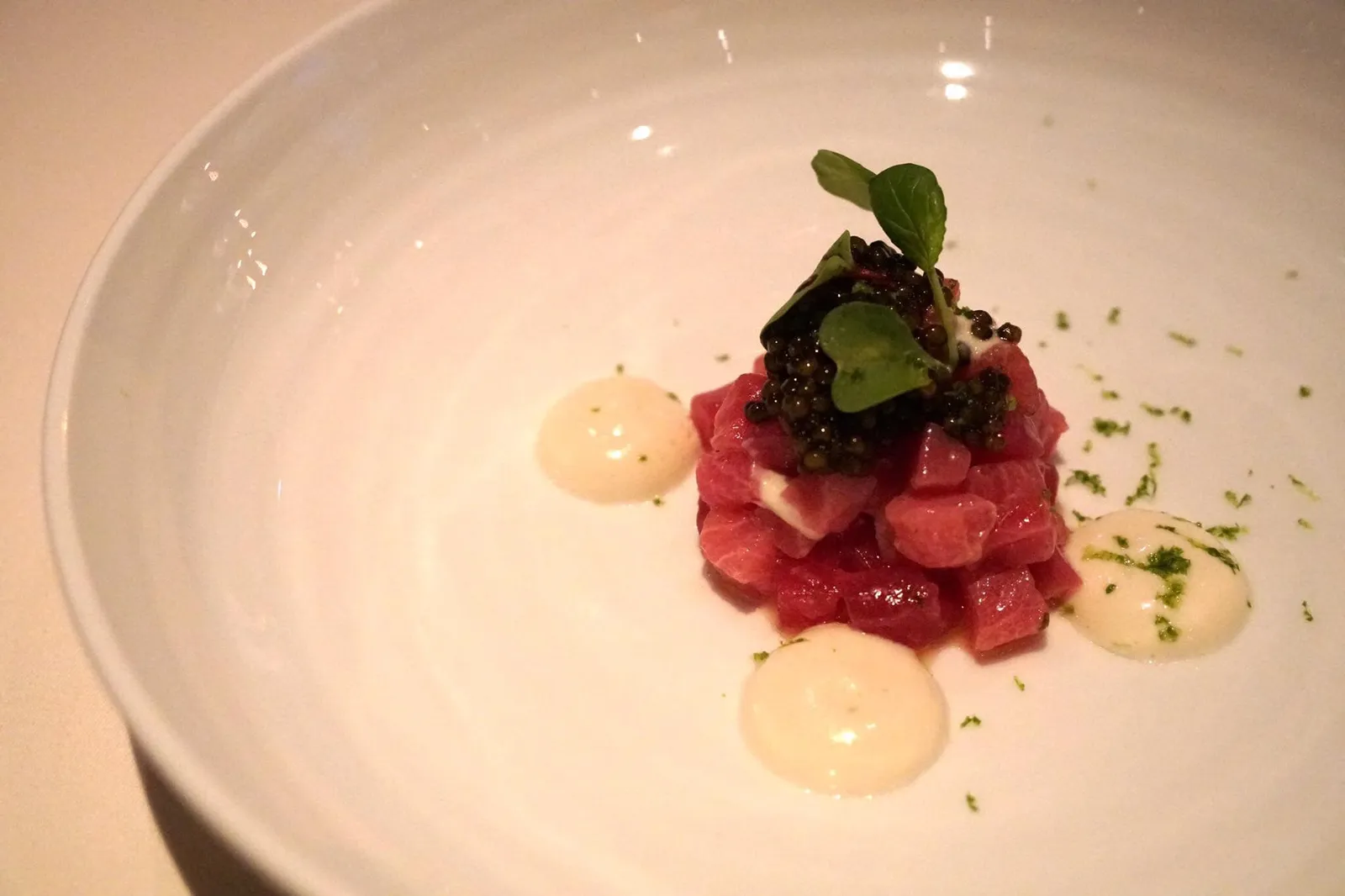 Marinated Tuna Tartare Citrus and Tofu Emulsion, Royal Oscietra Cavair ทูน่าทาทาร์ เนื้อหวานธรรมชาติ ออนทอปด้วยรอยัลออสซีตร้าคาเวียร์รสเค็ม ไม่มีกลิ่นคาวเลย สีขาวคือของเหลวหรืออีมัลชั่นทำจากเต้าหู้ขาวเพื่อตัดรสไม่ใช่จัดจ้านจนเกินไป จานนี้อร่อยใช้ได้ (15/20)
