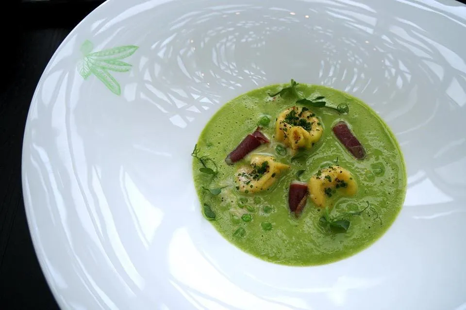 Le Petit Pois Finest velouté of green pea with Comte cheese ravioli and smoked duck breast เวลูเต้ ซอสสีเขียวเนื้อเนียนทำจากถั่วลันเตารองด้านล่างด้วยเมล็ดถั่วลันเตา ตรงกลางมีราวิโอลีสามชิ้น ภายในบรรจุชีสกอมเต้เนื้อเนียน มีกลิ่นหอม ตัดรสเค็มด้วยเนื้ออกเป็ดรมควัน (15/20)