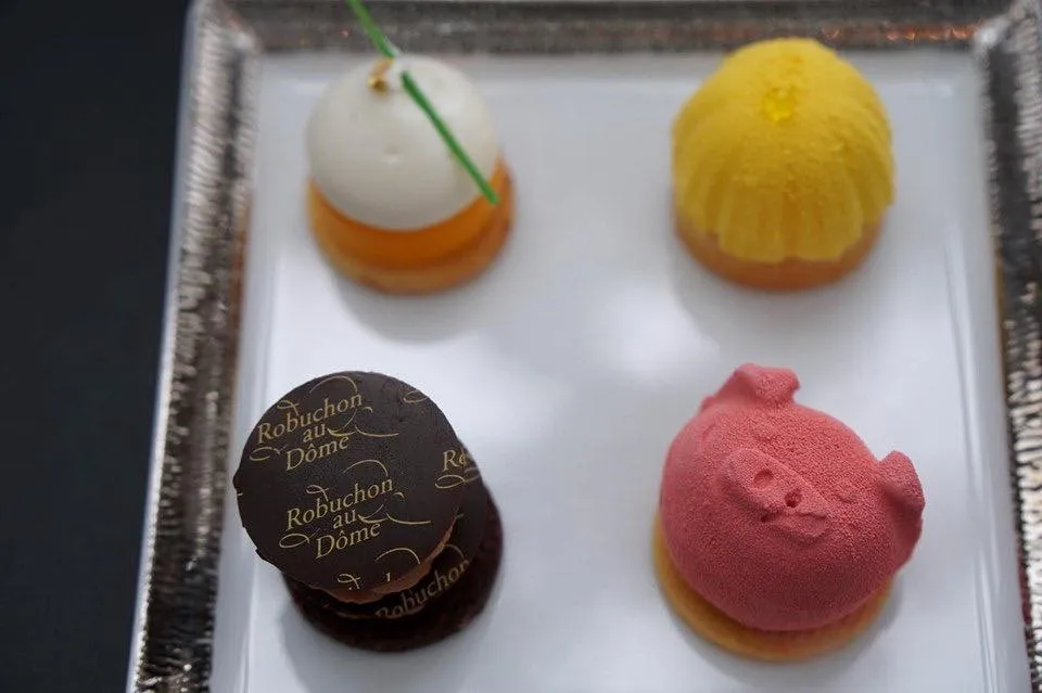Petit Four Mango with coconut มะม่วงสดรสหวานทานกับมูสมะพร้าวเนื้อเนียน (17/20) Pineapple mousse มูสสับปะรดรสเปรี้ยว (17/20) Chocolate tart มินิทาร์ตช็อกโกแลตรสขมปนหวาน (16/20) Strawberry mousse มูสสตรอเบอรี่รูปหมูน้อยน่ารัก (16/20)