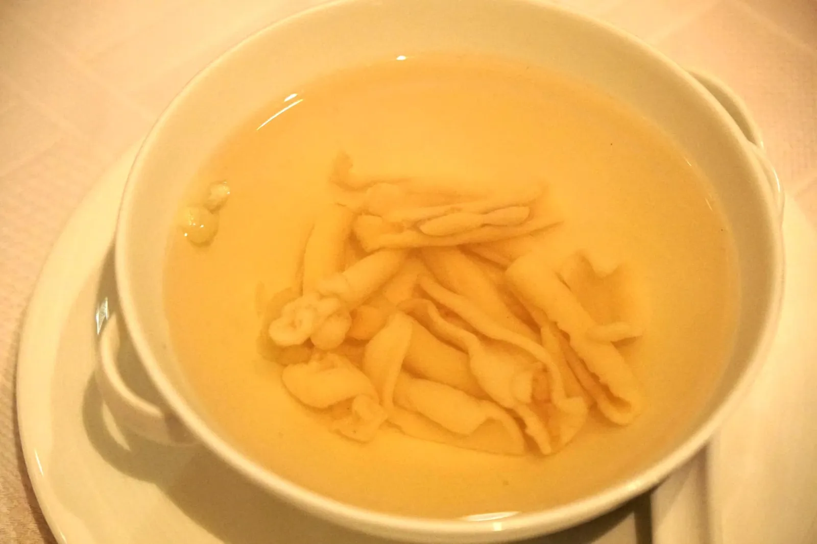 Fresh clam and jasmine in chicken soup (110 MOP) 🐌 สุดยอดซุปหน้าตาธรรมดาๆ แต่กลับเป็นซุปซิกเนเจอร์ประจำร้านถูกจัดให้อยู่อยู่ในหมวดหมู่อาหารทั่น น้ำซุปทำจากไก่ตัวเมียเเละเป็ด ต้มกับแฮมจากเมืองจินหัว มณฑลเจ้อเจียง นานถึง 8 ชั่วโมง จนน้ำซุปมีสีใส รสชาติกลมกล่อม มีกลิ่นหอมอ่อนๆของดอกมะลิ ทีเด็ดคือเนื้อหอยที่สุกพอดีมากๆ เคี้ยวกรุบเเต่เนื้อกลับนุ่มเด้ง เนื้อสัมผัสสองอย่างนี้ปกติจะไม่เกิดขึ้นพร้อมกัน เเต่ไม่ใช่กับหอยในถ้วยนี้ หากอมน้ำซุปไว้สักพักจะได้กลิ่นหอยอ่อนๆ ถือเป็นจานธรรมดาที่ไม่ธรรมดาเลยทีเดียว (14/20) ดูน้อยลง