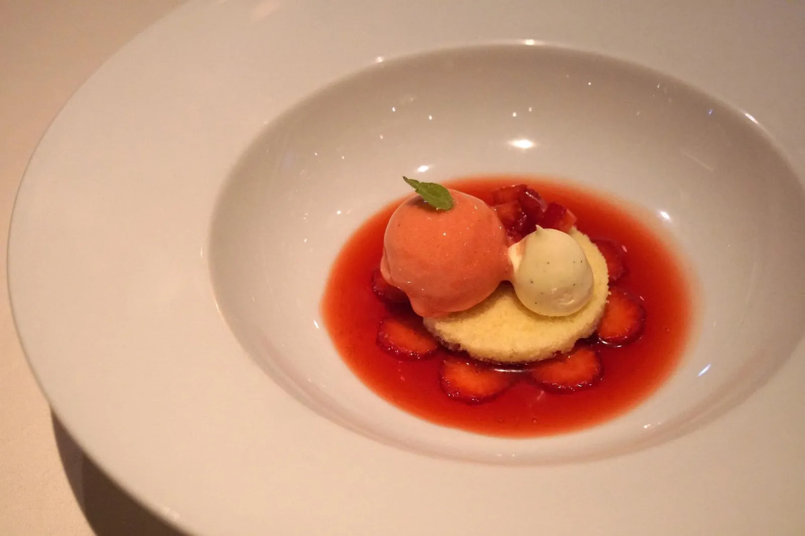 Strawberry Fresh Strawberry, Sorbet and Vanilla Cream สตรอเบอรี่สดนำเข้าจากฝรั่งเศส ราดด้วยซอสสตรอเบอรี่ ทอปด้วยซอเบท์สตรอเบอรี่ และวานิลลาครีม (14/20)